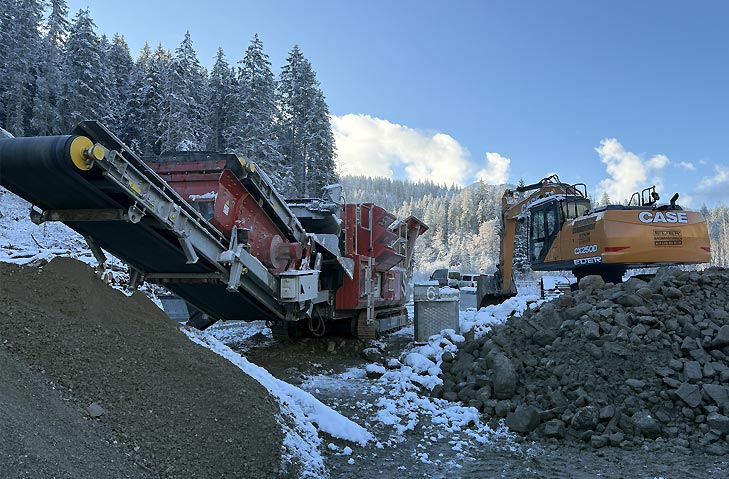 Brechen von Flusskies mit mobiler Brechanlage