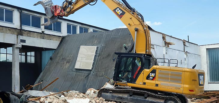 Bagger bei Abbruch- und Entkernungsarbeiten