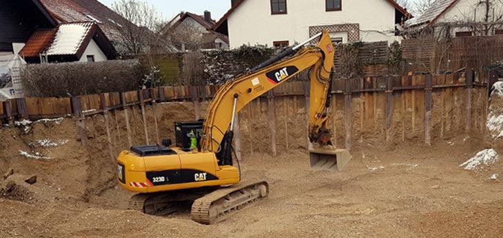 Bagger bei Erd- und Tiefbauarbeiten